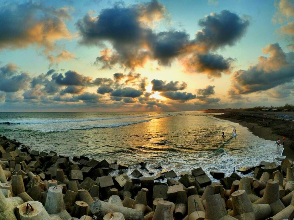 5 PANTAI DI KULON PROGO INI WAJIB KAMU DATENGIN Tugu Wisata